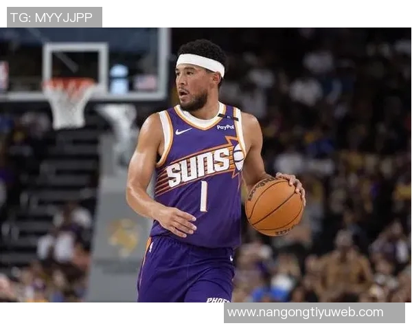 布克表现出色半场10投6中贡献16分2篮板3助攻1盖帽展现全面能力 布克表现出色半场10投6中贡献16分2篮板3助攻1盖帽展现全面能力