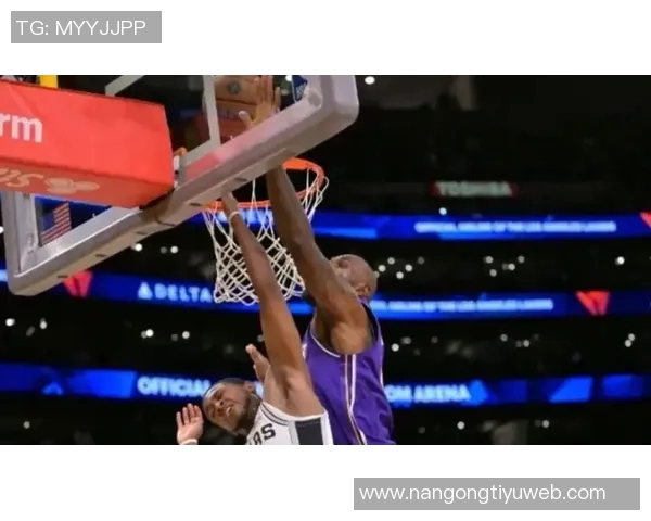 湖人三巨头意外落后马刺20分老詹精彩隔扣引发热议