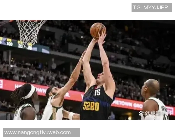 约基奇半场表现亮眼5投4中斩获10分3篮板6助攻三分球命中率高达667 约基奇半场表现亮眼5投4中斩获10分3篮板6助攻三分球命中率高达667