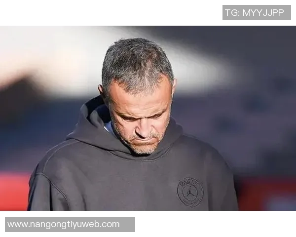 恩里克坚定支持舍瓦利耶：后卫失误不影响我们对他的信任