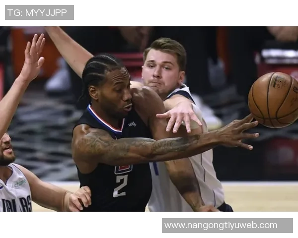 威利格林赞莱昂纳德高难度投篮展现出色实力曾多次见证其精彩表现 威利格林赞莱昂纳德高难度投篮展现出色实力曾多次见证其精彩表现